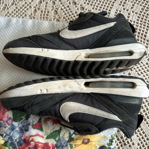 Size 9’gently used Nikes - Picture 3 of 6